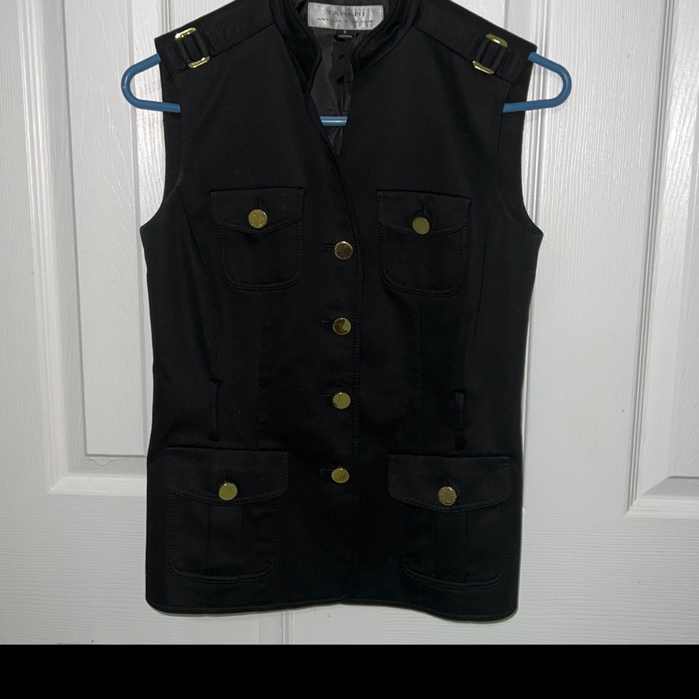 Tahari four pockets button front women Vest. Gold buttons Size 2.